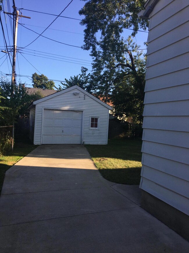 1623 Inverness Ave, Lansing, MI 48915 - photo 2