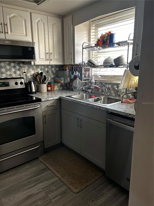 5059 Live Oak Cir unit B, Bradenton, FL 34207 - photo 2