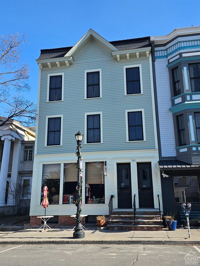 742 Warren St unit 2R, Hudson, NY 12534 - photo 2