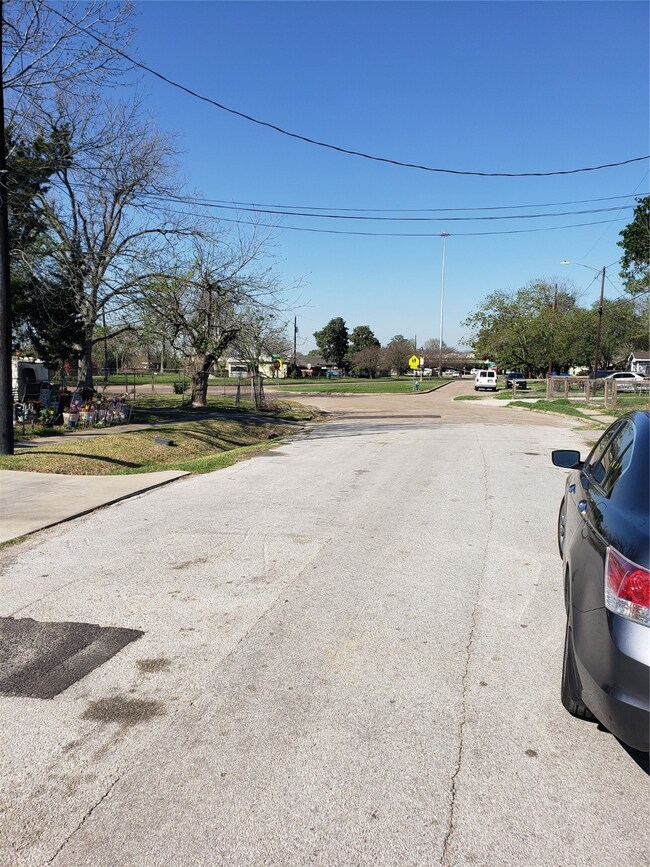 3127 Coal St, Houston, TX 77026 - photo 5