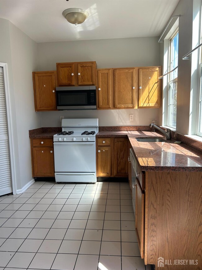 114 Remsen Ave, New Brunswick, NJ 08901 - photo 3