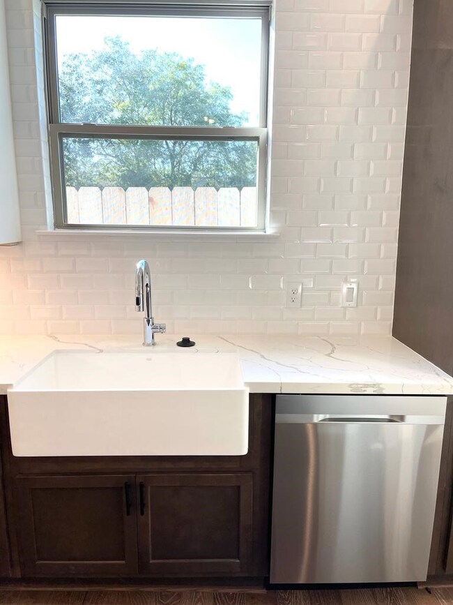 803 Thornton Rd unit B, Houston, TX 77018 - photo 6