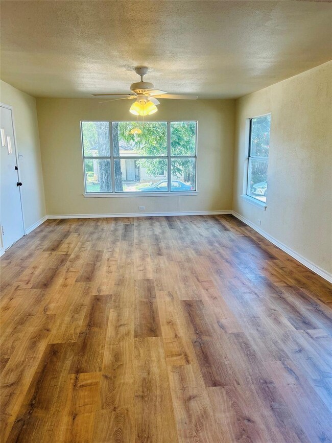 427 W Monterey St, Denison, TX 75020 - photo 2