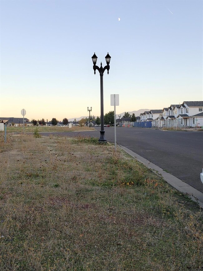 199 S Haskell St, Central Point, OR 97502 - photo 4