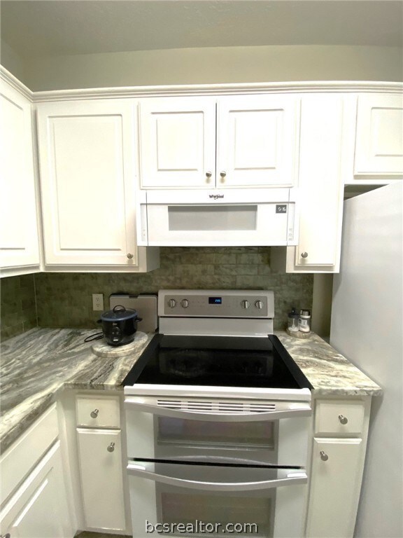 Electric Stove and Kitchen Vent