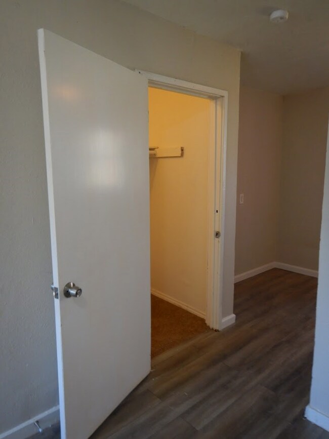 8608 Prairie View Dr, Houston, TX 77088 - photo 4