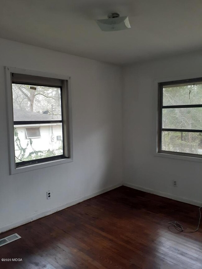 4518 Druid Room 1