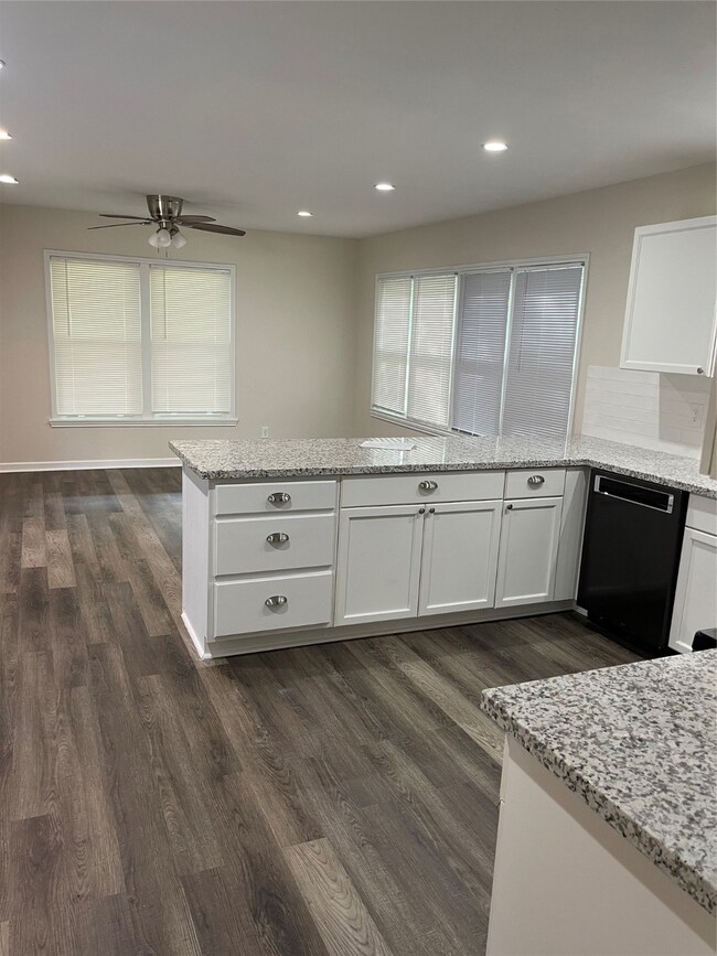 917 W Sealy St, Alvin, TX 77511 - photo 4