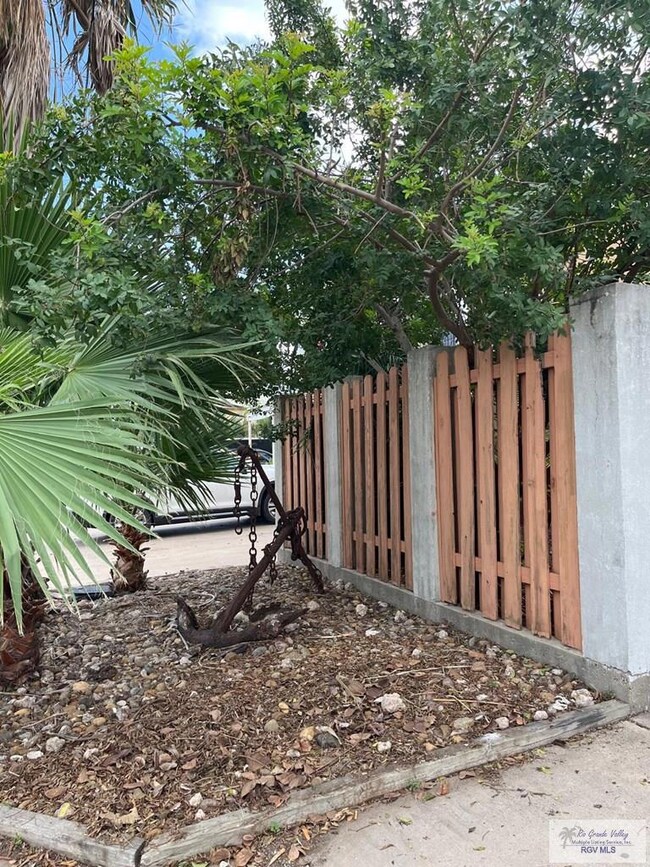 725 N Yturria St, Port Isabel, TX 78578 - photo 6