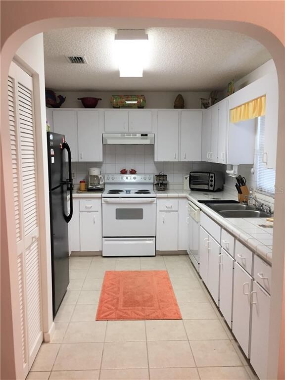 Kitchen - view 1