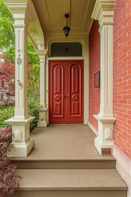 A fantastic entrance to a gorgeous home. The entra