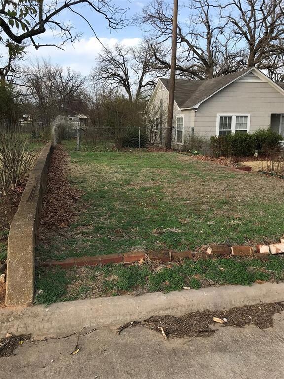 1107 W Hull St, Denison, TX 75020 - photo 4