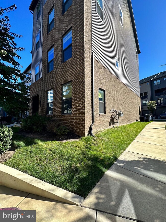 13246 Lake Woodland Way unit 5A, Herndon, VA 20171 - photo 3