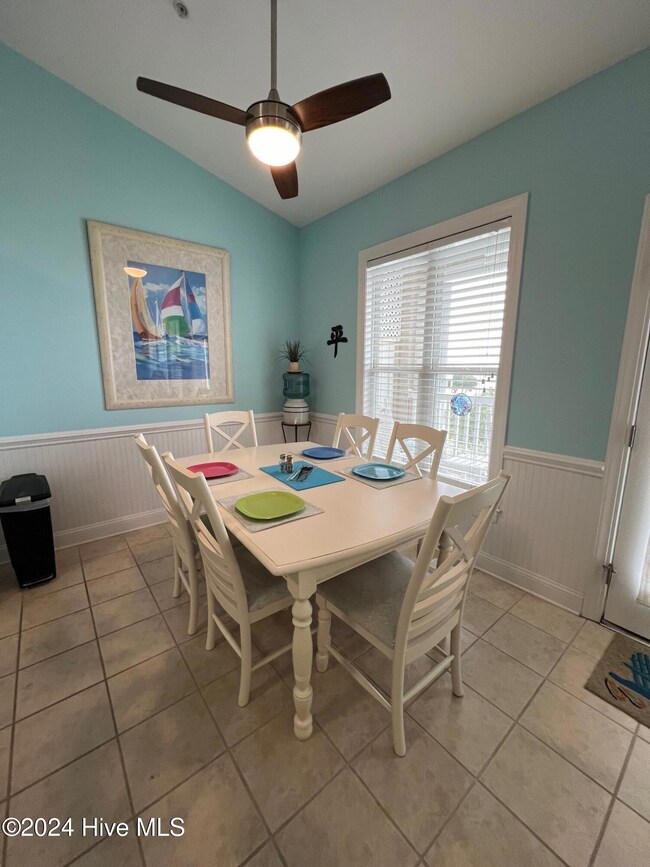 5    Q303 Dining area