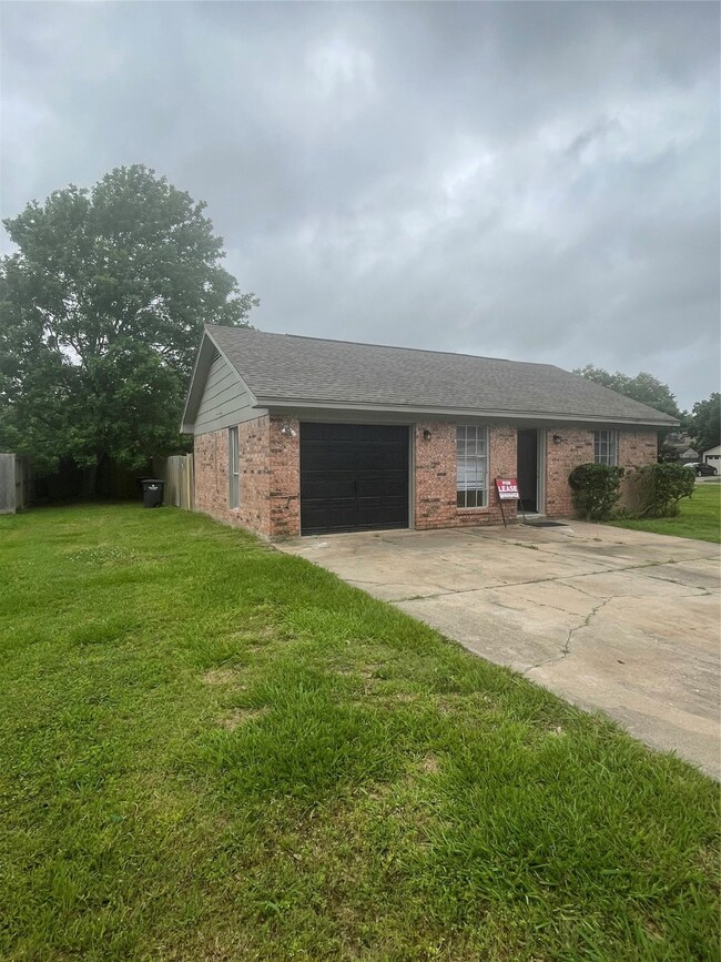 2101 Abingdon Rd, Alvin, TX 77511 - photo 2