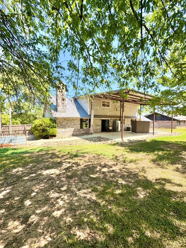 1604 SE Adams St, Idabel, OK 74745 - photo 5