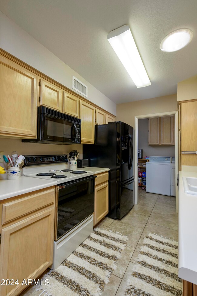 C Dining & Kitchen-3
