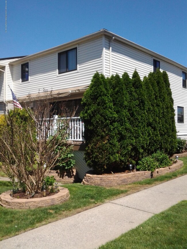 437 Willow Rd E unit 2, Staten Island, NY 10314 - photo 2