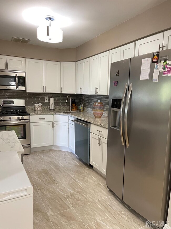 302 Michaels Ct unit 302, Woodbridge, NJ 07095 - photo 4