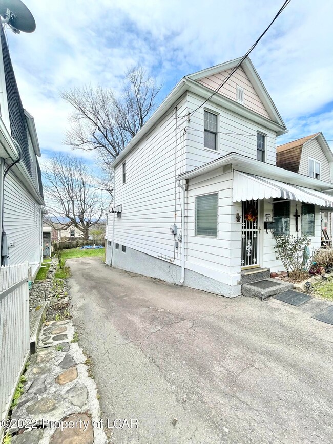 49 Wilcox St, Wilkes Barre, PA 18705 - photo 4