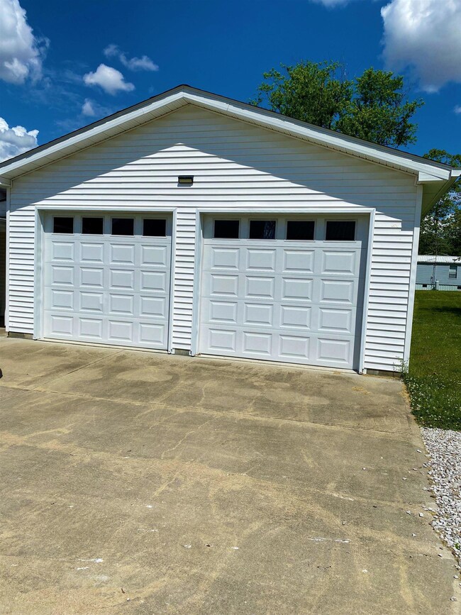 909 A St SE, Linton, IN 47441 - photo 4