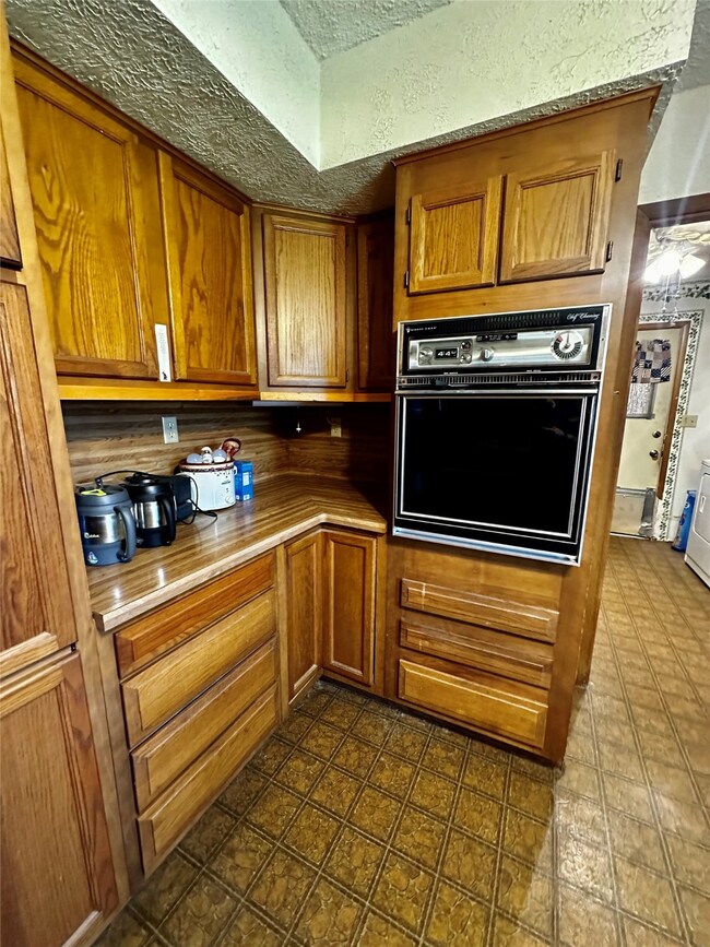 906 N Market St, Brazoria, TX 77422 - photo 7