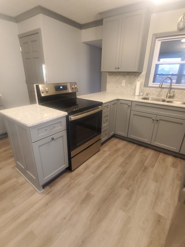 702 Freelandville Ave, Bicknell, IN 47512 - photo 5