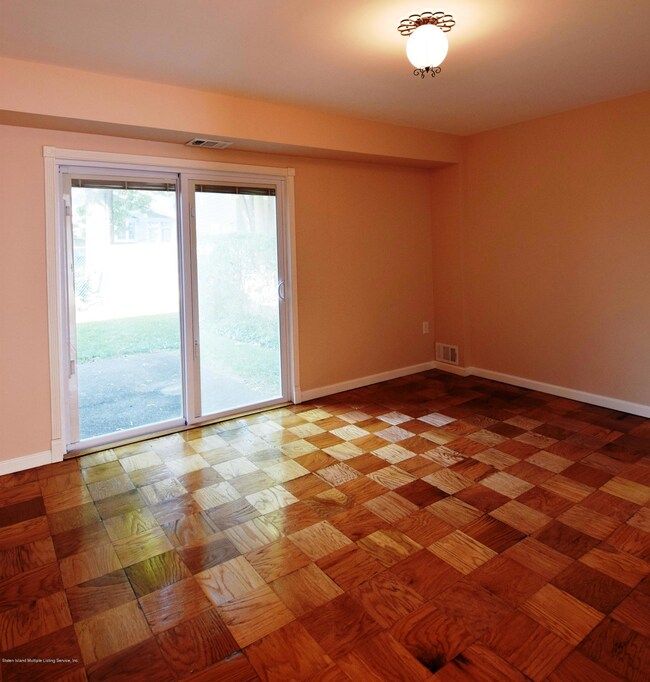 (3) Family Room