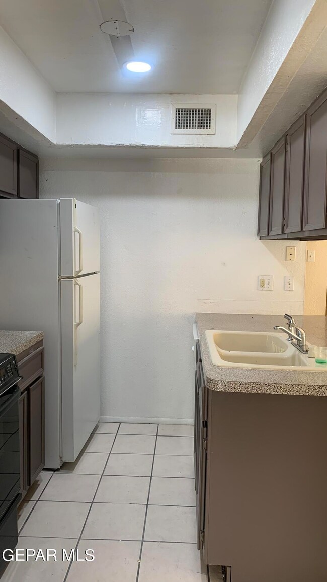 10628 Springwood Dr unit C, El Paso, TX 79935 - photo 5