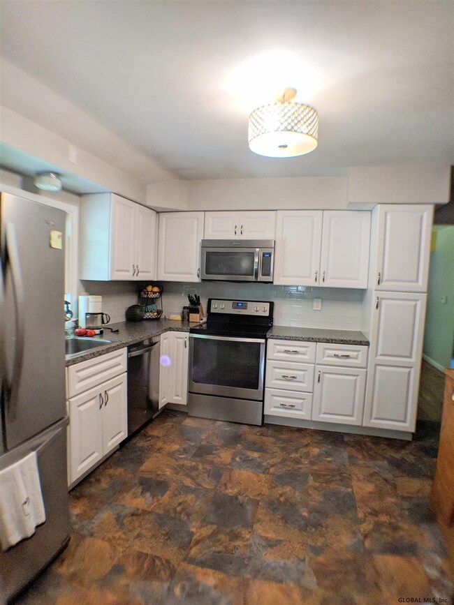 8 Evergreen Blvd, Schenectady, NY 12302 - photo 4