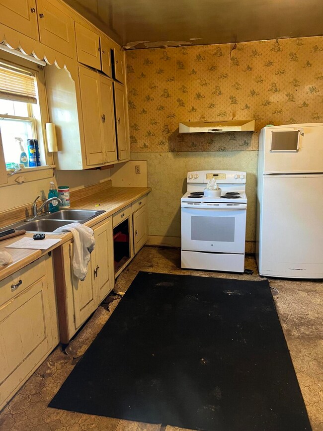 1402 E 5th St - kitchen
