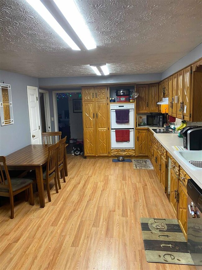 207 Cottage Rd, Manchester, NH 03103 - photo 3