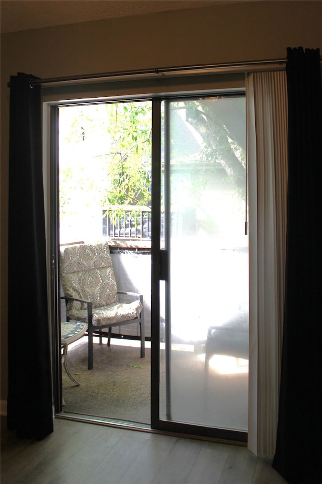 Balcony w/sliding door