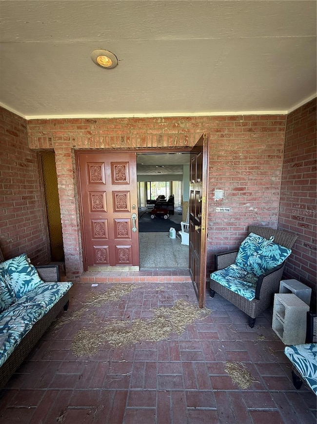 653 Bayshore Dr, Tarpon Springs, FL 34689 - photo 2