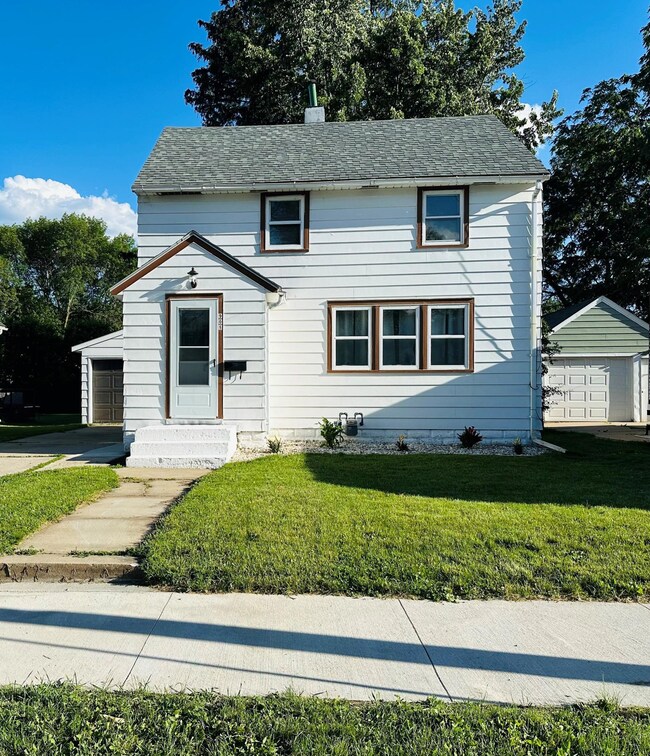 908 8th Ave SE, Austin, MN 55912 - photo 2