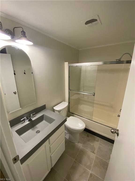 Full bathroom with bath / shower combo with glass 