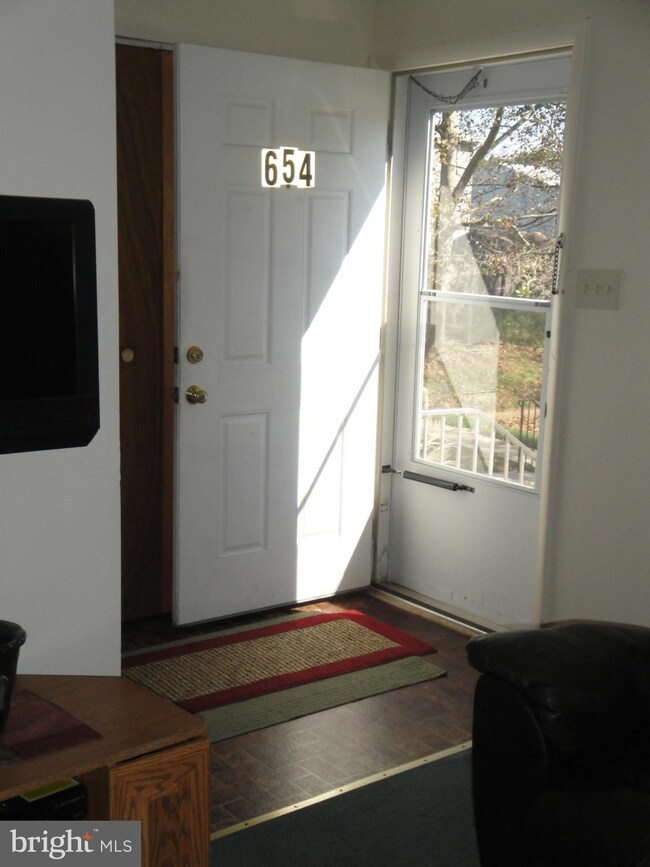 654 Glynlee Ct, Reisterstown, MD 21136 - photo 2