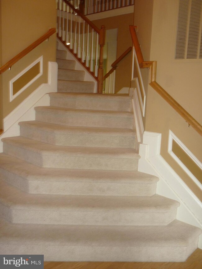 19151 Potomac Crest Dr, Triangle, VA 22172 - photo 2