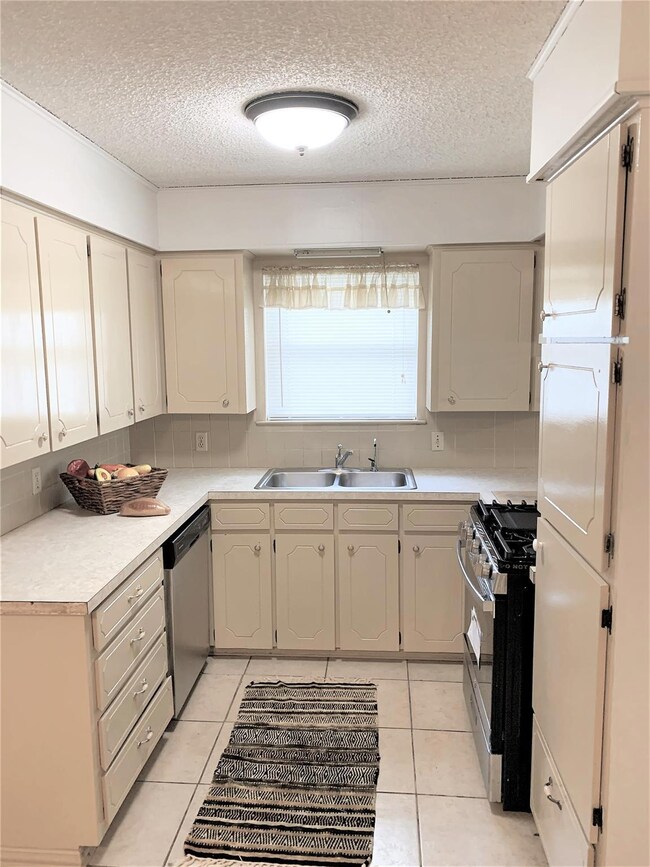 2010 Westwood Dr, Denton, TX 76205 - photo 6