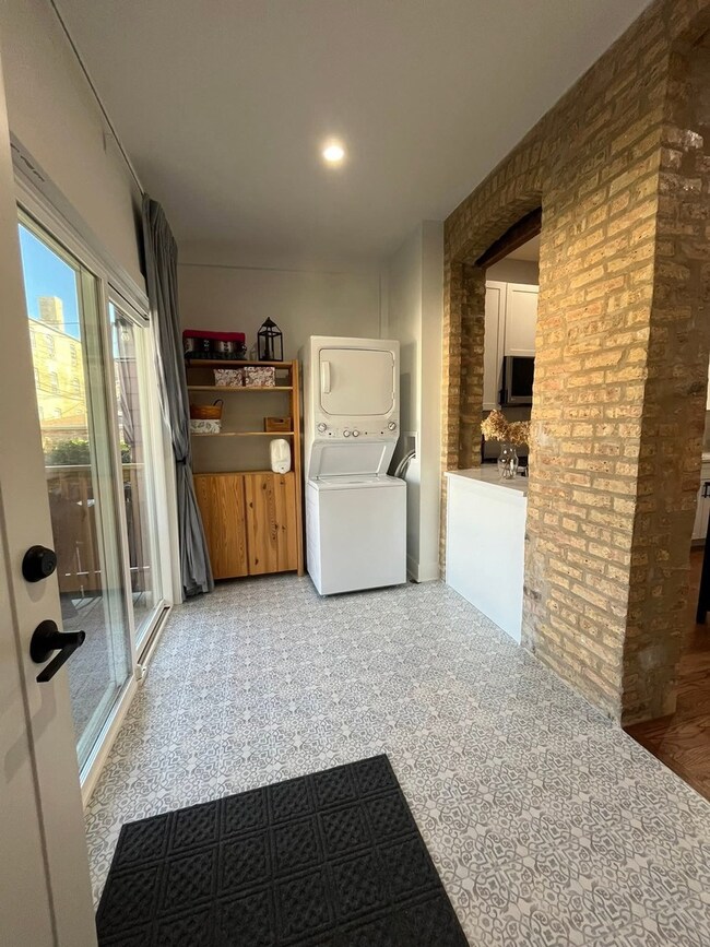 2548 W Argyle St unit 1, Chicago, IL 60625 - photo 7