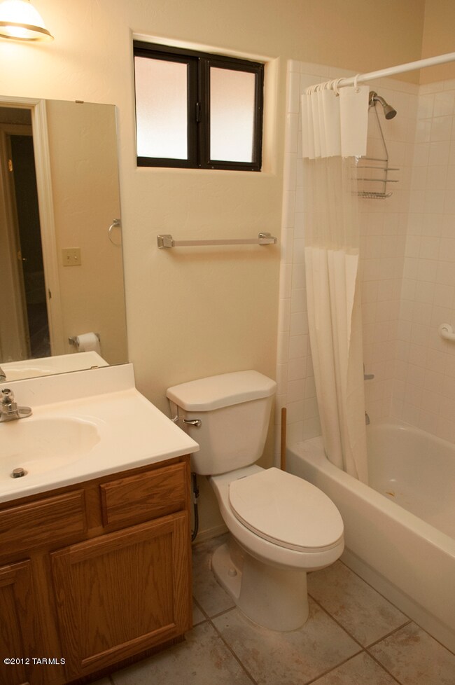 Hall Bath Room CGM_5413
