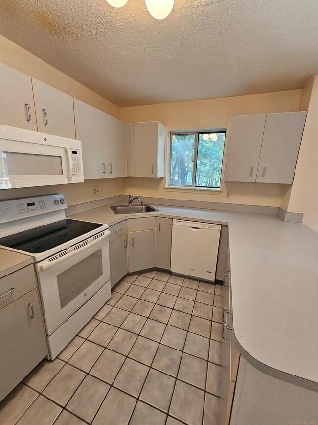 925 Oronoke Rd unit 17F, Waterbury, CT 06708 - photo 4