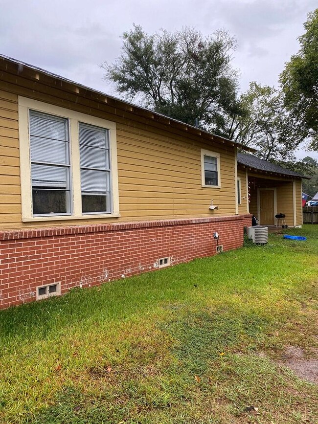 1413 Pershing side view toward carport