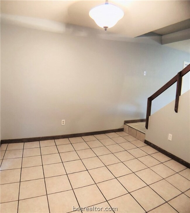 Dining area- no furniture

