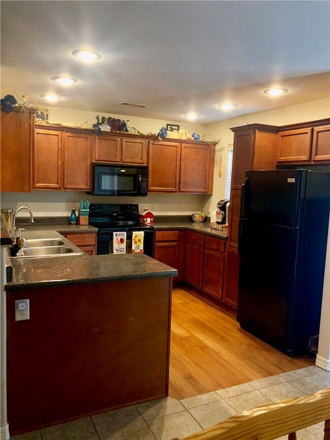 1421 Colonel Hawthorne Dr, Prairie Grove, AR 72753 - photo 5