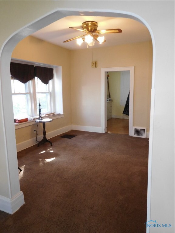 Dinging Room W/ Ceiling Fan