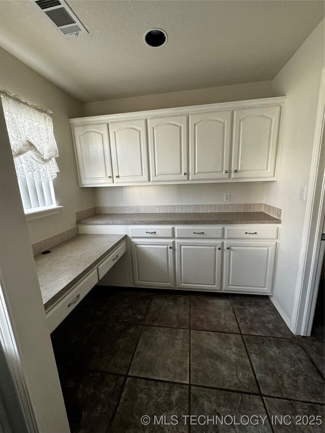 1204 S Hummingbird Ln, Skiatook, OK 74070 - photo 6