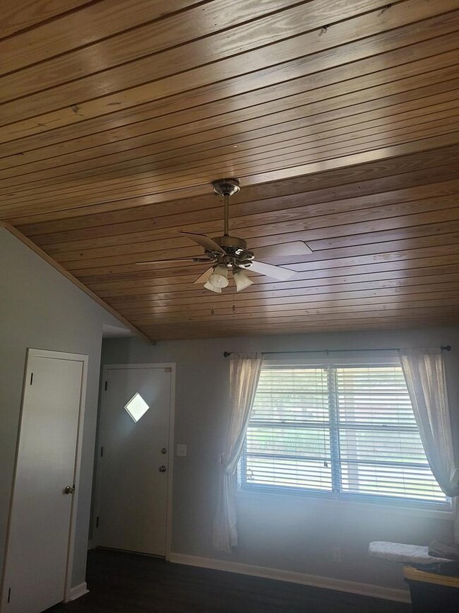 Vaulted ceiling in Living room
