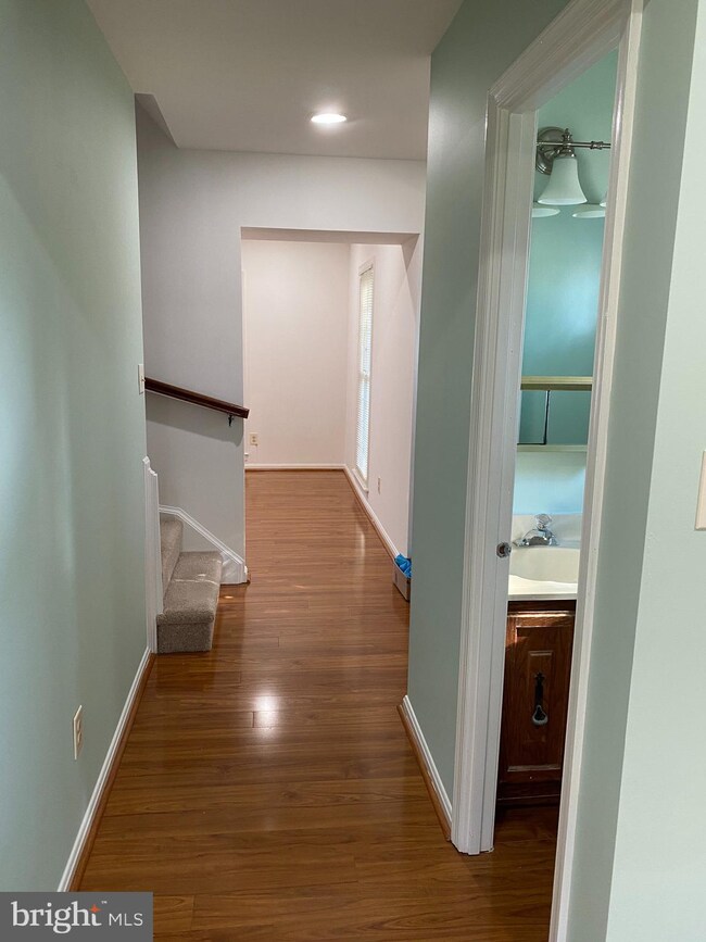 9690 Scotch Haven Dr, Vienna, VA 22181 - photo 6