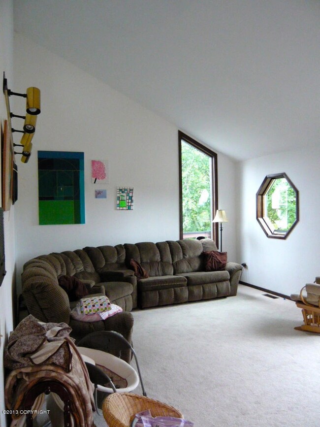 Living room w/vaulted ceilings